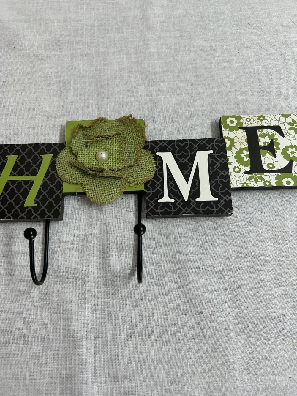 🌞 Home Wall Decor 'HOME' Hook Coat Rack with Green Burlap Flower for “o”
